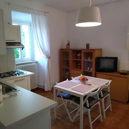 Center, Contrada Del Prato Apartman *